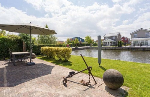 Oude-Tonge Casa | Beautiful home with roof terrace and a view of the water.