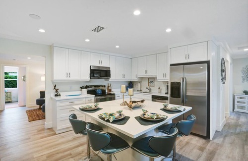 Lake Park Casa | Beautiful Home with Private Pool – Minutes from Downtown Naples and Beaches