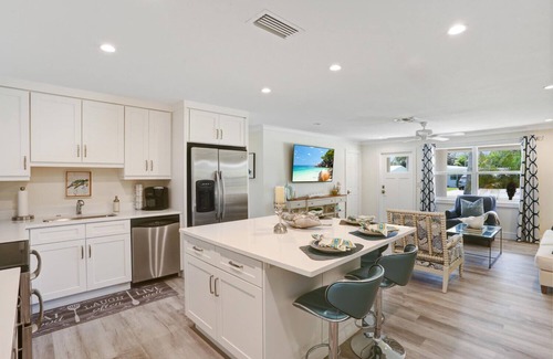 Lake Park Casa | Beautiful Home with Private Pool – Minutes from Downtown Naples and Beaches
