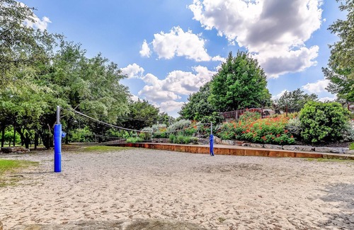 Jonestown Condominio | Beautiful home with shared hot tub, private washer and dryer, WiFi, & central AC
