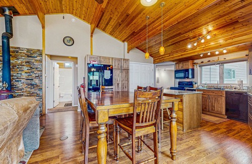 Cimarron Casa | Beautiful Home with WiFi, Wood Stoves, Private Washer/Dryer, and Mountain Views