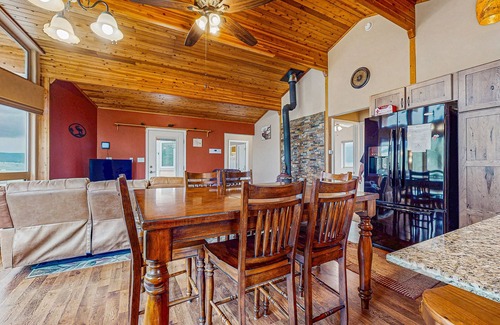 Cimarron Casa | Beautiful Home with WiFi, Wood Stoves, Private Washer/Dryer, and Mountain Views
