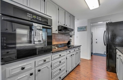 Indianapolis Casa | Beautiful Home With Private Hot Tub Close To Everything 4 Bedroom Residence by Redawning
