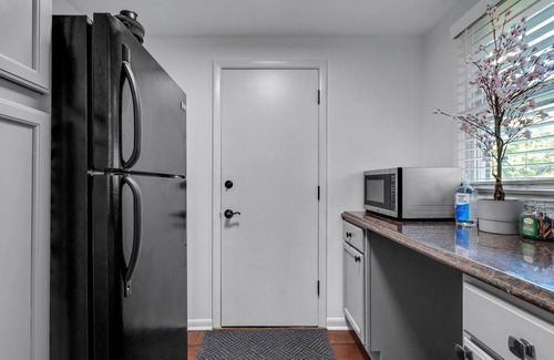 Indianapolis Casa | Beautiful Home With Private Hot Tub Close To Everything 4 Bedroom Residence by Redawning