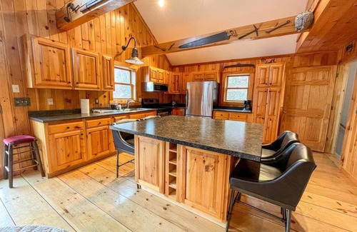 Moretown Casa | Beautiful Home with views and a hot tub 10 minutes from Sugarbush Resort