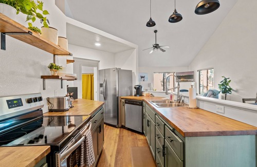 Sisters Casa | Beautiful | Hot Tub | Pet Friendly | Fenced