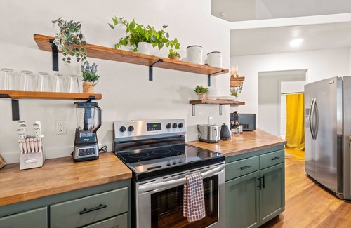Sisters Casa | Beautiful | Hot Tub | Pet Friendly | Fenced