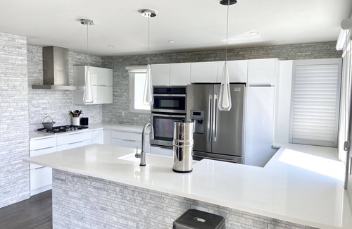 Southwest Calgary Casa | Beautiful house close to DT, Chefs kitchen, & private yard