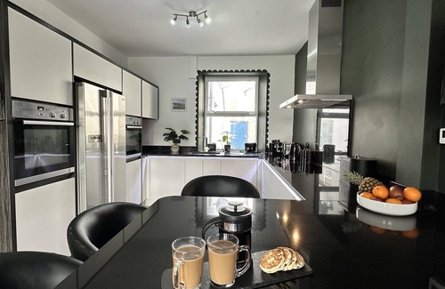 Garn Fadryn Casa | Beautiful House in picturesque Morfa Nefyn. Sleeps 12 and 2 mins from the beach