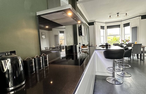 Garn Fadryn Casa | Beautiful House in picturesque Morfa Nefyn. Sleeps 12 and 2 mins from the beach