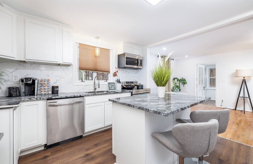 Windsor Casa | Beautiful House in Great Neighborhood - Rare Find