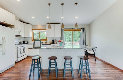 Eden Prairie Casa | Beautiful House in Eden Prairie - Entire House