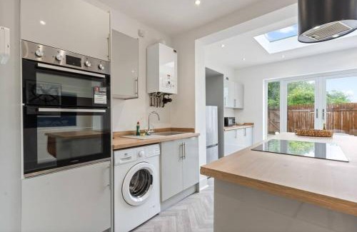 Ashton in Makerfield Casa | Beautiful House - Sleeps up to 7 - Free Parking, Fast Wifi and Smart TV by Yoko Property