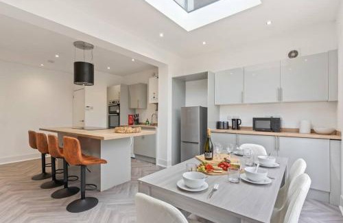 Ashton in Makerfield Casa | Beautiful House - Sleeps up to 7 - Free Parking, Fast Wifi and Smart TV by Yoko Property