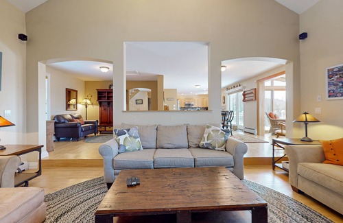 Stratton and Bromley Ski Areas Casa | Beautiful house w/ mountain & pond views, hot tub, pool table, bbq, firepit, w/d