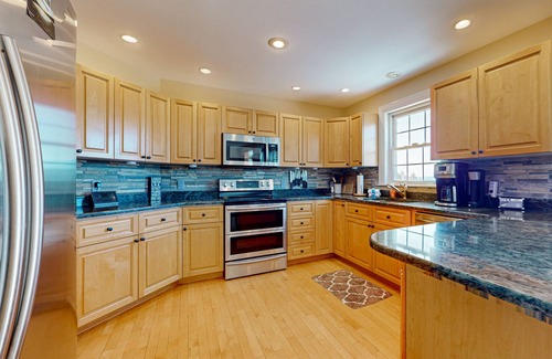 Stratton and Bromley Ski Areas Casa | Beautiful house w/ mountain & pond views, hot tub, pool table, bbq, firepit, w/d