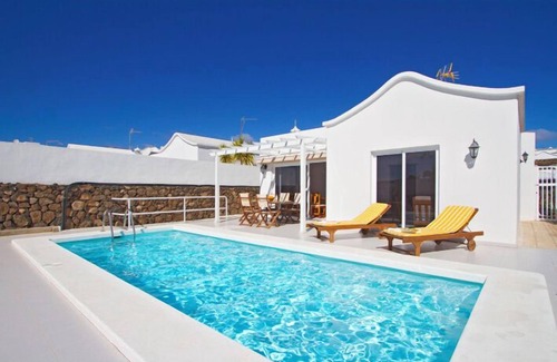 Tias Casa | Villa de vacaciones independiente con piscina privada y climatizada, TV vía satélite, WiFi y barbacoa