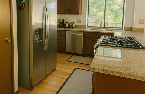 Somerset Hotel | Beautiful House with Yard in Bellevue