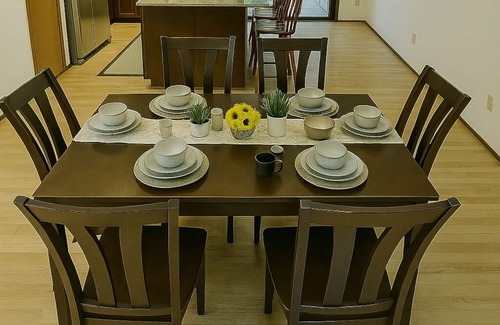 Somerset Hotel | Beautiful House with Yard in Bellevue