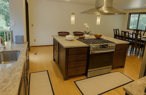 Somerset Hotel | Beautiful House with Yard in Bellevue