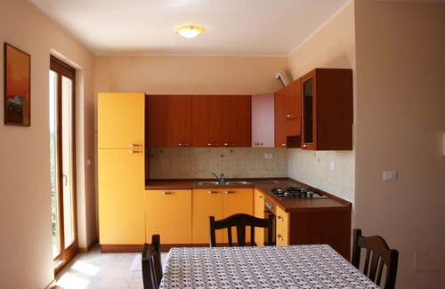 Marciano della Chiana Apartamento | Acogedor apartamento para 6 personas con A/C, piscina, TV, terraza y aparcamiento, cerca de Arezzo