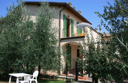 Marciano della Chiana Apartamento | Acogedor apartamento para 6 personas con A/C, piscina, TV, terraza y aparcamiento, cerca de Arezzo