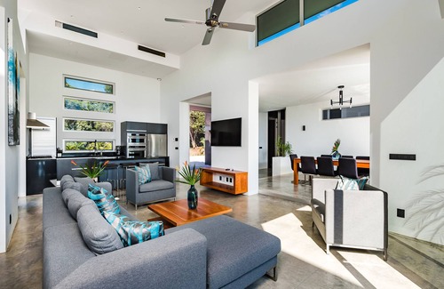 Black Beauty Villa | BEAUTIFUL Jungle Villa w/ Big Outdoor Space HUGE Pool & Experience Manager