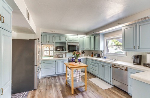 Sequoia National Forest Casa | Beautiful Kernville Home w/ Game Room & Mtn Views!