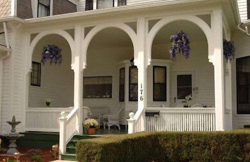 Canandaigua Cama Y Desayuno | Minutes from CMAC, downtown shops and restaurants .