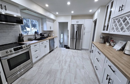 Kingston Casa | Beautiful Kingston House - 5 bedrooms, 2 Full bathrooms, 2 kitchens