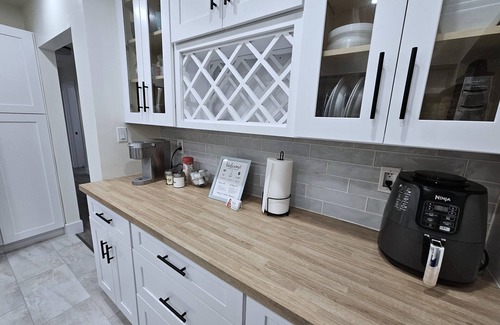 Kingston Casa | Beautiful Kingston House - 5 bedrooms, 2 Full bathrooms, 2 kitchens