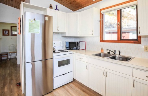 Central Okanagan Cabina | Beautiful Lake Front Cabin (Cabin #4)