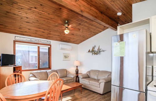 Central Okanagan Cabina | Beautiful Lake Front Cabin (Cabin #4)