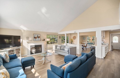 Blue Heron Lake Casa | Beautiful Lake-Front Home on Fripp Island! Resort Access Included! Golf Cart Included!