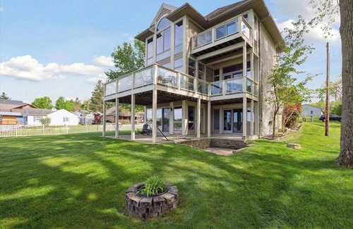 Clarklake Casa | Beautiful Lake Front House on Clark Lake with a Large Yard! Sleeps 20+