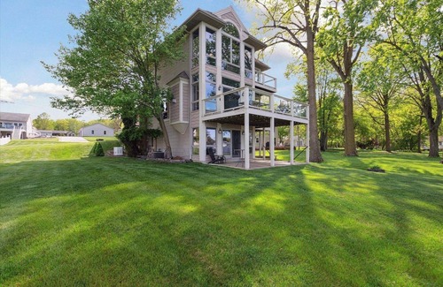 Clarklake Casa | Beautiful Lake Front House on Clark Lake with a Large Yard! Sleeps 20+