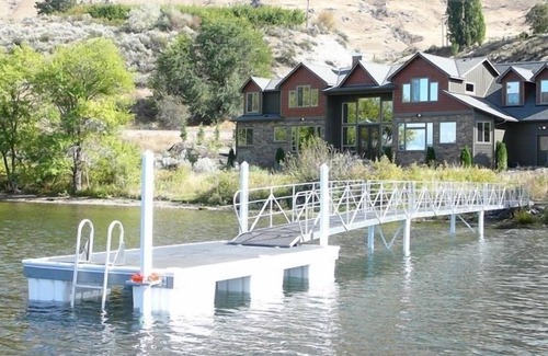 Monitor Cabina | Hermosa Lake Front Vacation Home - Plazas 11