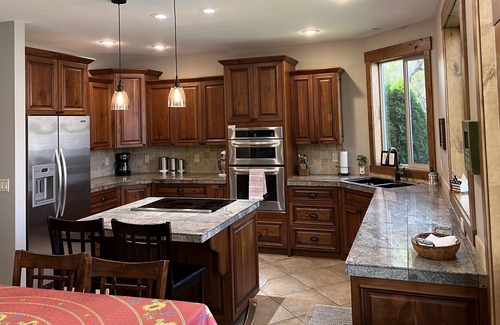 Monitor Cabina | Hermosa Lake Front Vacation Home - Plazas 11