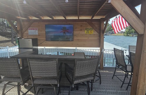 Gravois Mills Casa | beautiful lake house on lake of the ozarks
