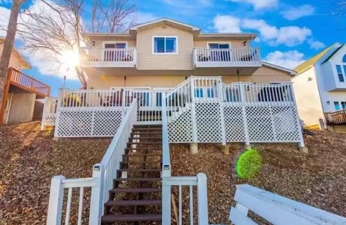 Gravois Mills Casa | beautiful lake house on lake of the ozarks