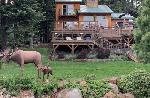Lake Almanor Peninsula Casa | HERMOSA CASA DE LAGO CON AMPLIO DOCK Y BOYA. ALQUILER DE VIERNES A VIERNES SOLAMENTE.