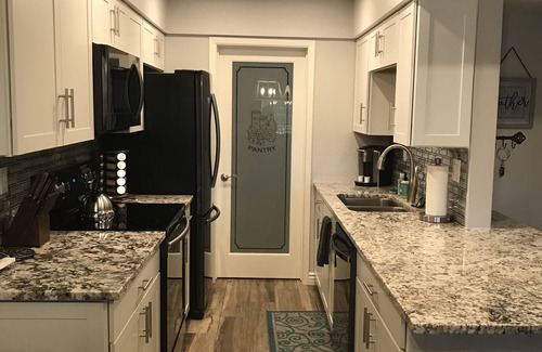 Desert Shores Condominio | Beautiful Lake View Condo - Newly Remodeled + Free WiFi