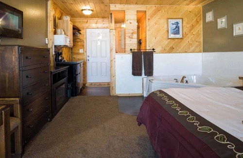 Rice Lake Cabina | Beautiful lake view in Room 15 - Woodland Vista - Curriers Lakeview Lodge