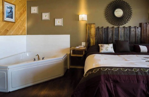 Rice Lake Cabina | Beautiful lake view in Room 15 - Woodland Vista - Curriers Lakeview Lodge