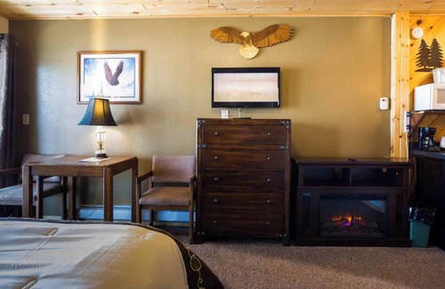 Rice Lake Cabina | Beautiful lake view in Room 15 - Woodland Vista - Curriers Lakeview Lodge