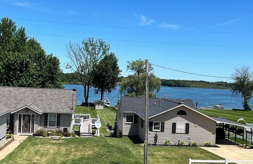 Allegan Casa | Beautiful Lake Views with Balcony - Elevated Ranch in Allegan