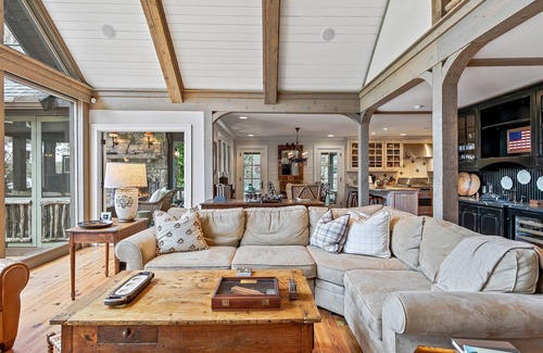 Lake Toxaway Casa | Beautiful lakefront home nestled into a cove