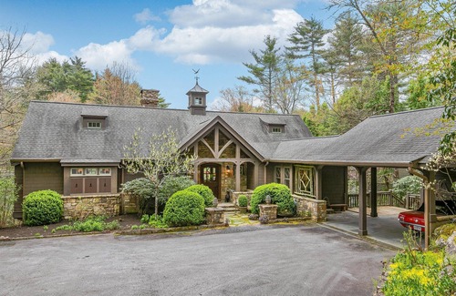 Lake Toxaway Casa | Beautiful lakefront home nestled into a cove