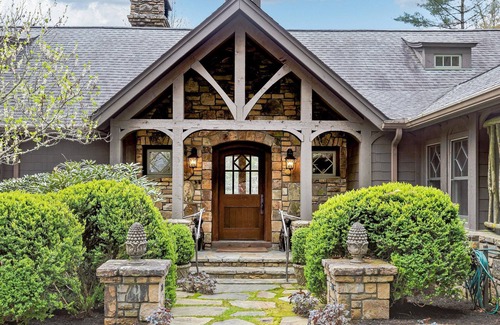 Lake Toxaway Casa | Beautiful lakefront home nestled into a cove