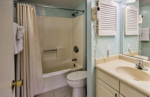 Arcadian Shores Apartamento | Beautiful Lakefront Condo Easy Walk to the Beach!